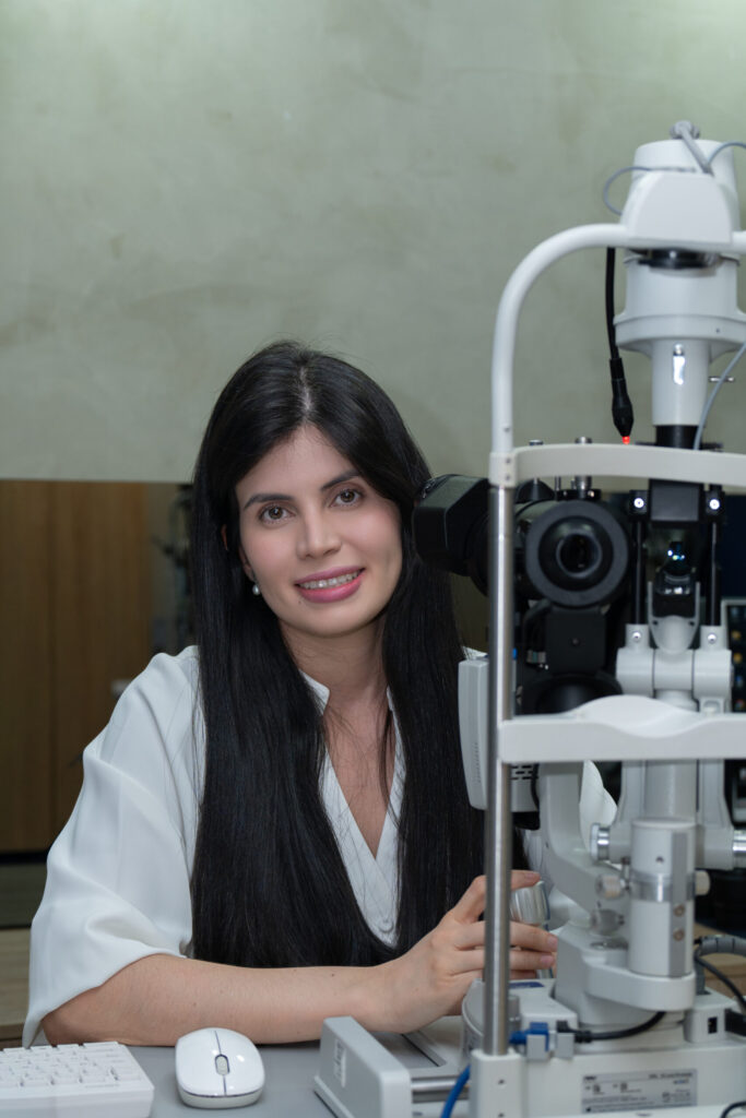 Dra. Laura Silva Quintero en su consultorio de oftalmología